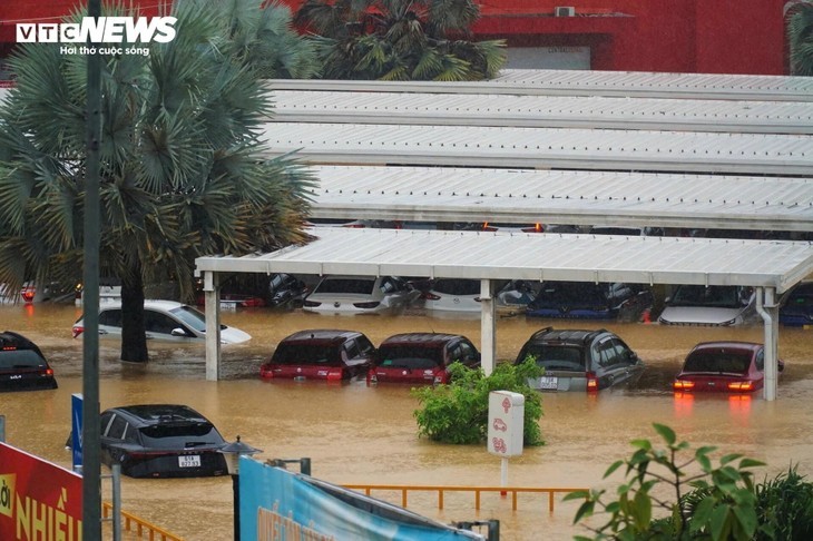 Gesamtbild der Überschwemmungen in Süd-Zentralvietnam: Zehntausende Häuser stehen tief unter Wasser  - ảnh 15