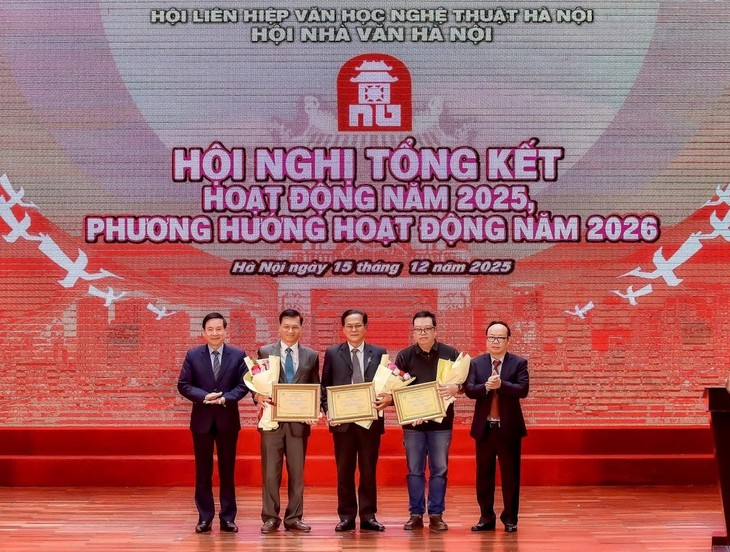 Hanoier Schriftstellerverband ehrt drei herausragende Werke des Jahres 2025 - ảnh 1