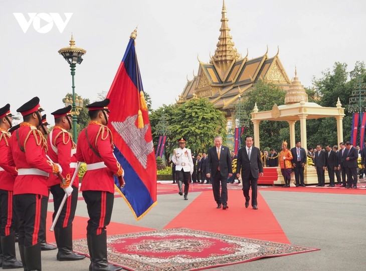 Staatsbesuch in Kambodscha: Feierlicher Empfang für KPV-Generalsekretär To Lam - ảnh 2