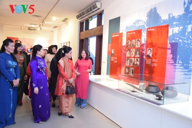 L’épouse du président indonésien visite le Musée de la femme vietnamienne  - ảnh 7