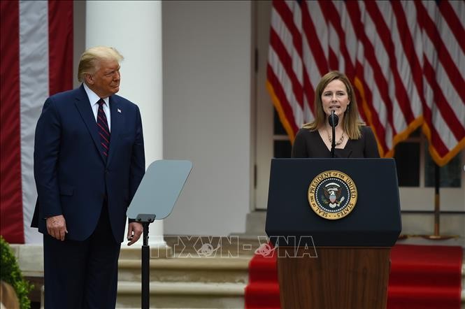 Donald Trump propose Amy Coney Barrett pour la Cour suprême, les démocrates protestent - ảnh 1