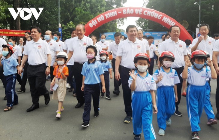 Marche de sensibilisation au port du casque - ảnh 1