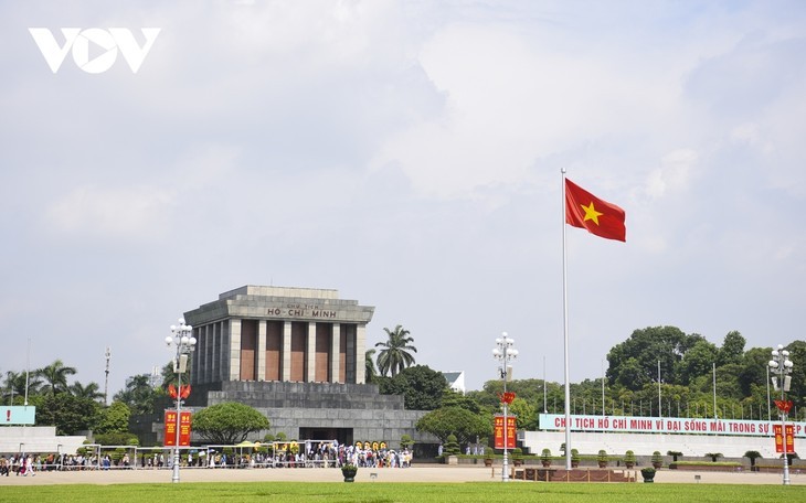 À l'approche de la fête nationale, Hanoï vire au rouge… - ảnh 12