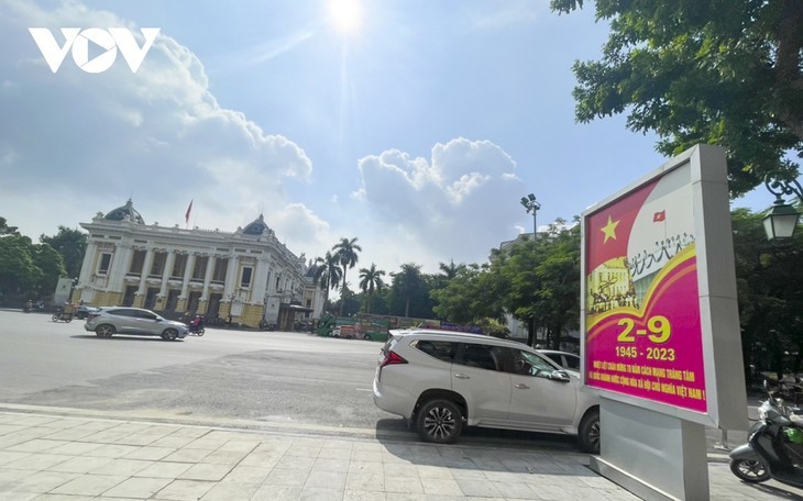 À l'approche de la fête nationale, Hanoï vire au rouge… - ảnh 8