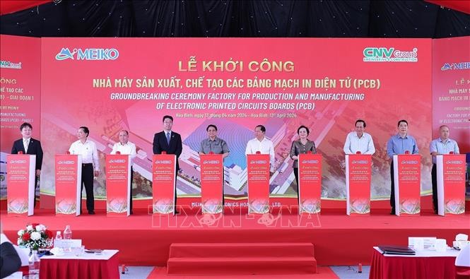 Pham Minh Chinh assiste à la mise en chantier d’une usine électronique à Hoa Binh - ảnh 1