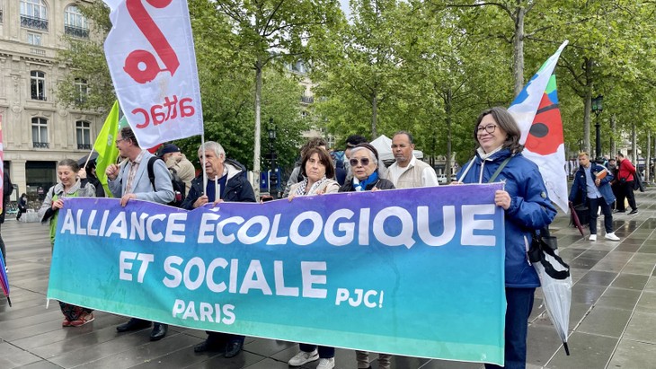 Unis dans la lutte: Vietnamiens et Français descendent dans la rue pour soutenir Trân Tô Nga et son procès contre l'agent orange - ảnh 1