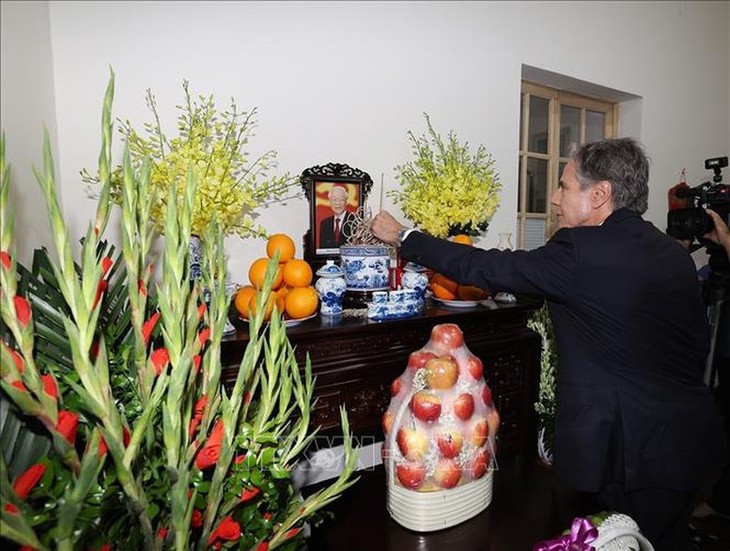 Le secrétaire d'État américain rend hommage au secrétaire général Nguyên Phu Trong à son domicile - ảnh 1