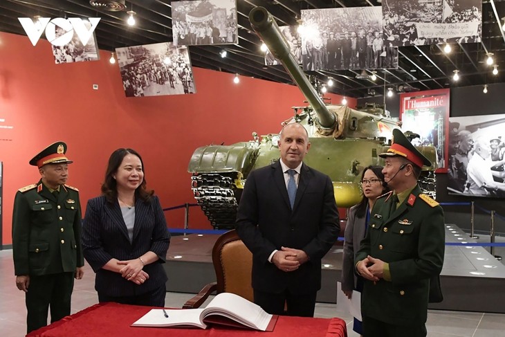 Le président bulgare visite le Musée d'Histoire Militaire du Vietnam - ảnh 1