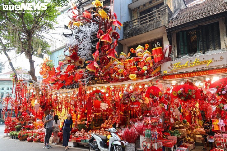 La magie du Têt sur la rue Hàng Ma: décorations et traditions en fête - ảnh 2