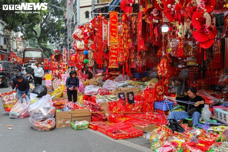 La magie du Têt sur la rue Hàng Ma: décorations et traditions en fête - ảnh 15