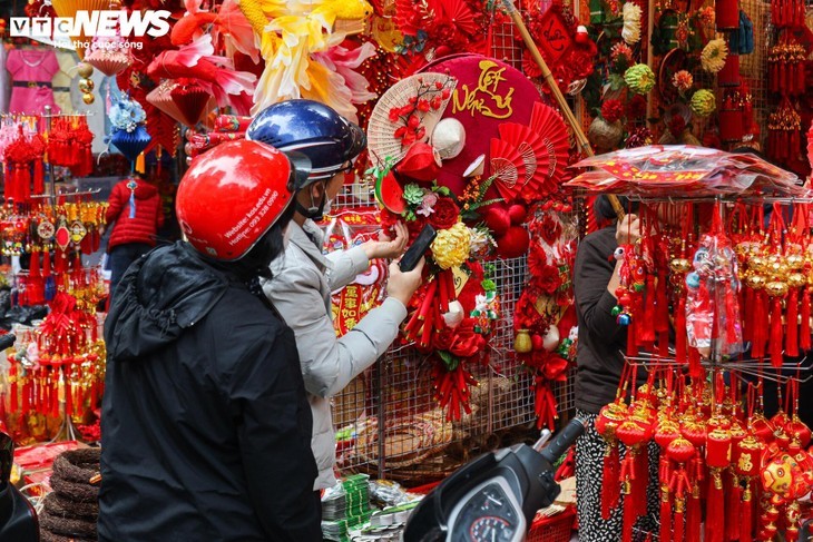 La magie du Têt sur la rue Hàng Ma: décorations et traditions en fête - ảnh 17