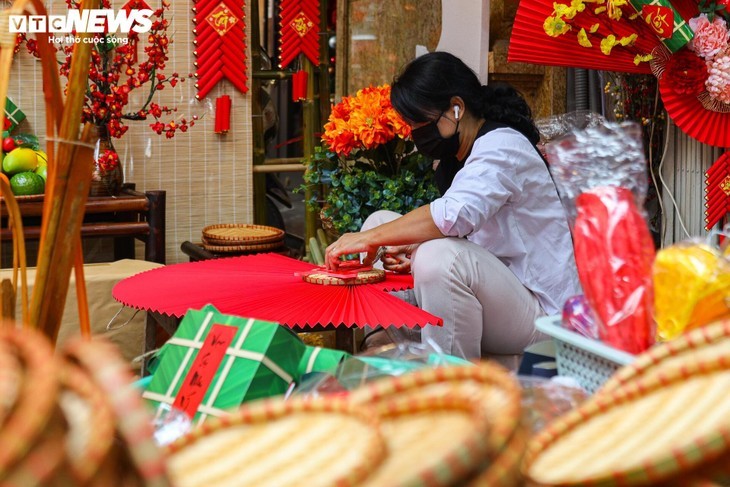 La magie du Têt sur la rue Hàng Ma: décorations et traditions en fête - ảnh 7