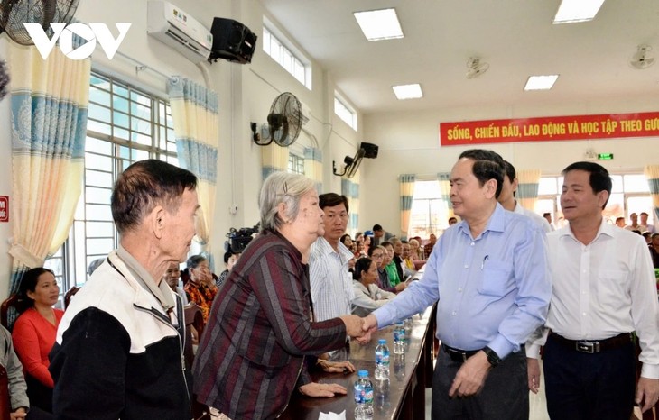 Le président de l'Assemblée nationale distribue des cadeaux de Têt dans la province de Hâu Giang - ảnh 1