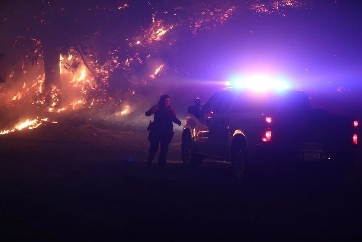 Incendies de forêt aux États-Unis: Le feu change de direction, de nouvelles évacuations nécessaires - ảnh 1