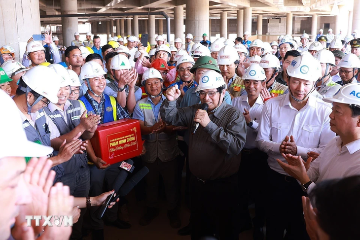 Le Premier ministre inspecte les projets de l’aéroport de Long Thành et de l’autoroute Biên Hoa - Long Thành - ảnh 1