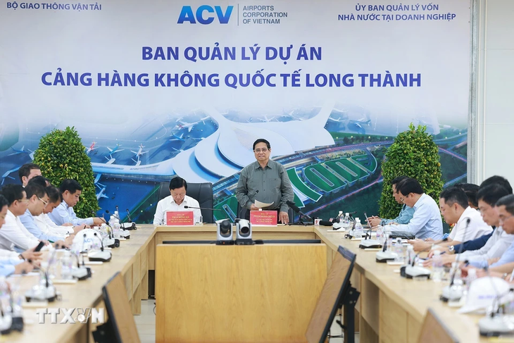 Le Premier ministre inspecte les projets de l’aéroport de Long Thành et de l’autoroute Biên Hoa - Long Thành - ảnh 2