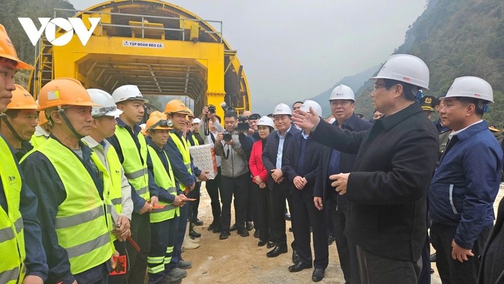 Le Premier ministre Pham Minh Chinh inspecte les travaux et présente ses vœux aux ouvriers du projet de l'autoroute Dông Dang - Trà Linh - ảnh 1