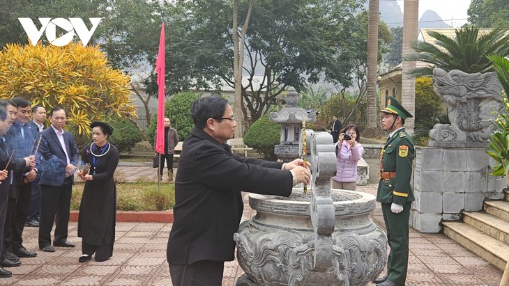 Le Premier ministre rend hommage au Président Hô Chi Minh au site historique de la victoire de la frontière de 1950 - ảnh 1