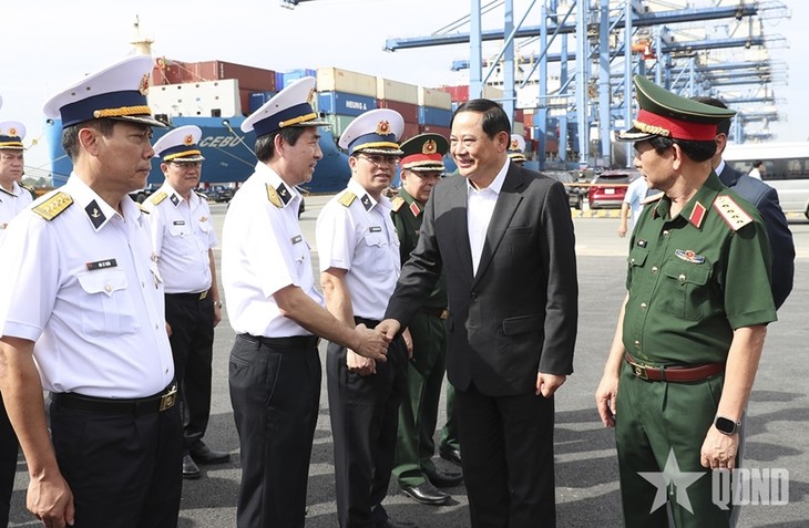 Le Premier ministre laotien en visite à la Société des Ports de Saïgon - ảnh 1