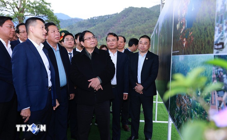 Le Premier ministre Pham Minh Chinh passe en revue les projets stratégiques de Vinh Phuc - ảnh 2