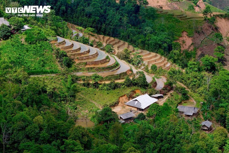 Lào Cai: quand les montagnes se parent d'eau et de lumière - ảnh 1