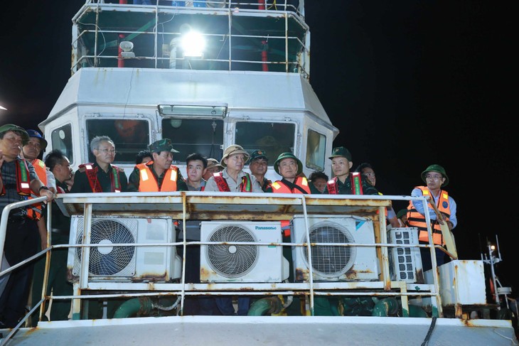  Chavirement d’un bateau dans la baie d’Ha Long: le vice-Premier ministre Trân Hông Hà supervise les opérations de sauvetage - ảnh 1