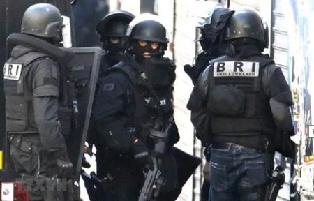 Attaque contre des véhicules sur une nationale en France: plusieurs policiers blessés à Limoges - ảnh 1