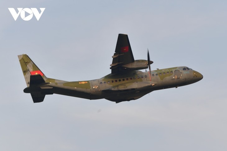 La “cavalerie volante” de l’armée de l’air vietnamienne en formation dans le ciel de Hanoï - ảnh 10