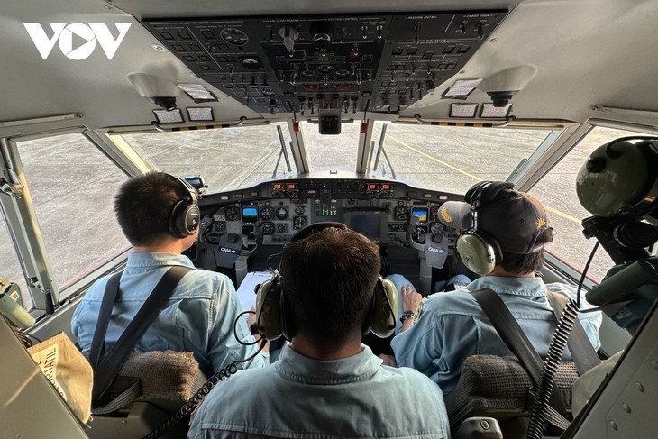 La “cavalerie volante” de l’armée de l’air vietnamienne en formation dans le ciel de Hanoï - ảnh 4