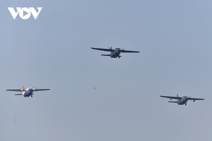 La “cavalerie volante” de l’armée de l’air vietnamienne en formation dans le ciel de Hanoï - ảnh 6