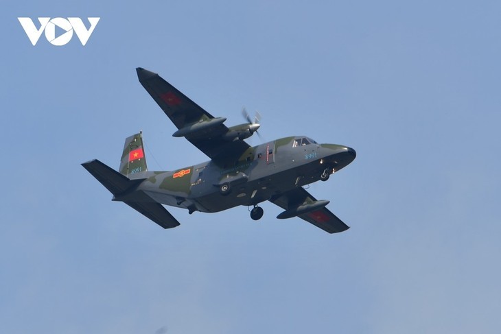 La “cavalerie volante” de l’armée de l’air vietnamienne en formation dans le ciel de Hanoï - ảnh 7