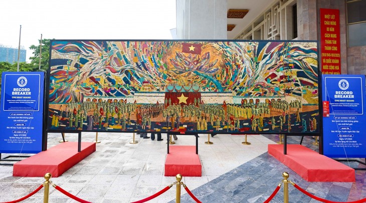 Le tableau en laque “Hô Chi Minh lit la Déclaration d’indépendance” entre au Guinness des records mondiaux - ảnh 1