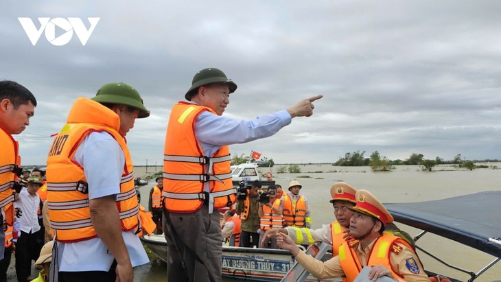 Le secrétaire général Tô Lâm rend visite aux sinistrés des inondations à Hué - ảnh 2