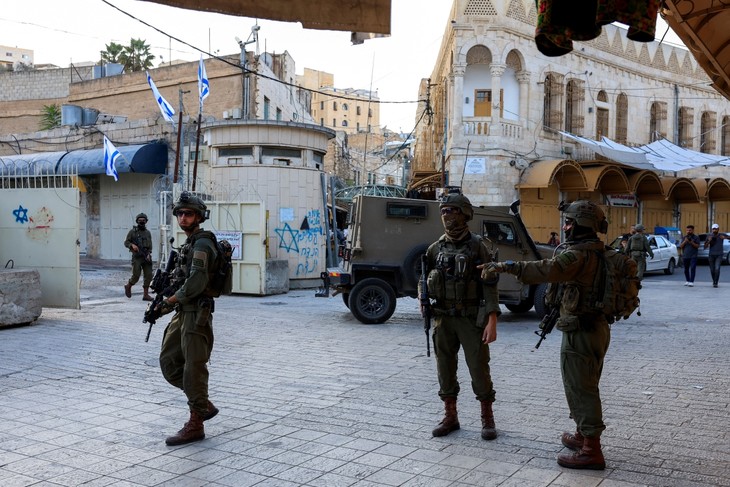 Israël multiplie les raids en Cisjordanie et intensifie ses frappes sur Gaza - ảnh 1