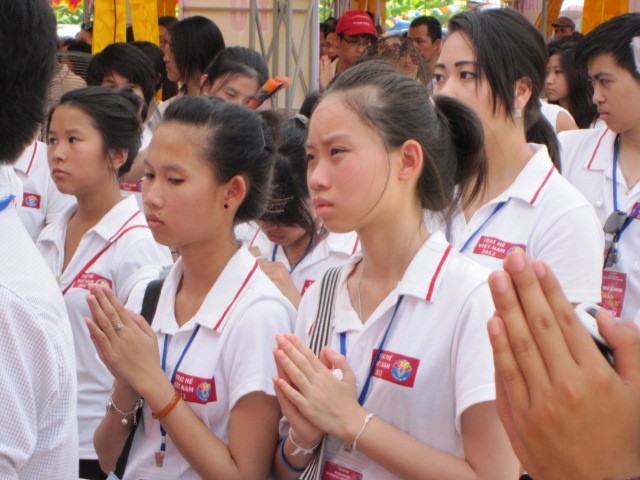 Thanh niên, sinh viên kiều bào dự lễ cầu siêu tại tỉnh Thái Bình. - ảnh 2