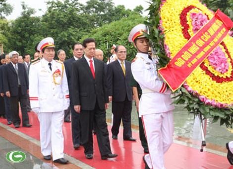 Lãnh đạo Đảng, Nhà nước tưởng niệm các anh hùng, liệt sỹ - ảnh 1