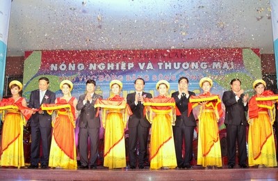 Khai mạc hội chợ triển lãm nông nghiệp và thương mại đồng bằng sông Hồng 2012 - ảnh 1