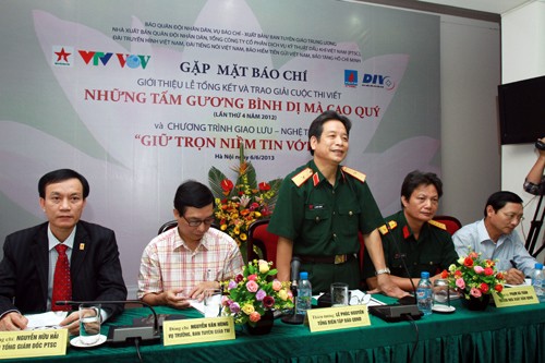 Trao giải cuộc thi viết “Những tấm gương bình dị mà cao quý” năm 2012 - ảnh 1