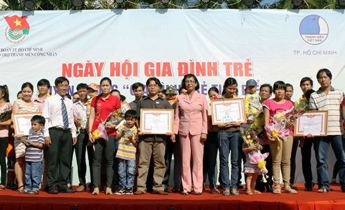 Ngày hội gia đình trẻ và tuyên dương gia đình trẻ tiêu biểu 2013 - ảnh 1