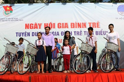 Ngày hội gia đình trẻ và tuyên dương gia đình trẻ tiêu biểu 2013 - ảnh 2