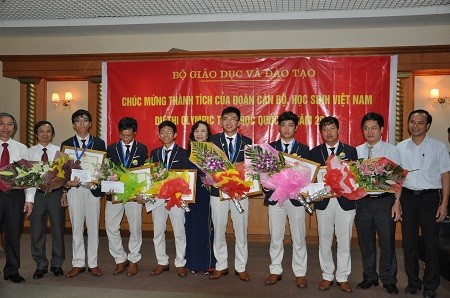 Đoàn học sinh dự thi Olympic Toán học quốc tế về nước - ảnh 1