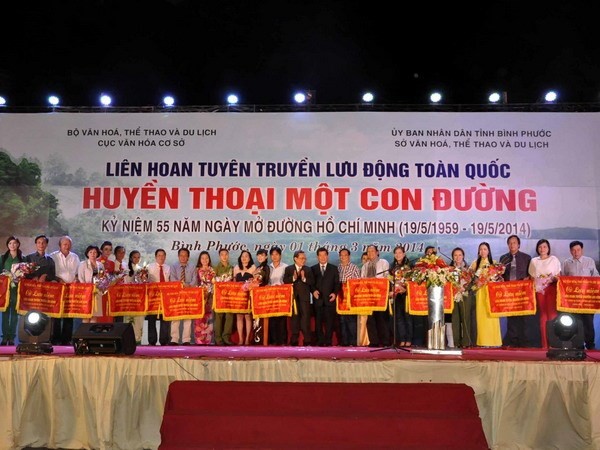 Gần 300 tuyên truyền viên 13 tỉnh, thành phố tham gia biểu diễn dọc đường Trường Sơn huyền thoại  - ảnh 1