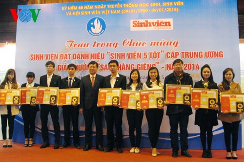 100 sinh viên nhận giải thưởng “Sao tháng Giêng” năm 2014 - ảnh 1