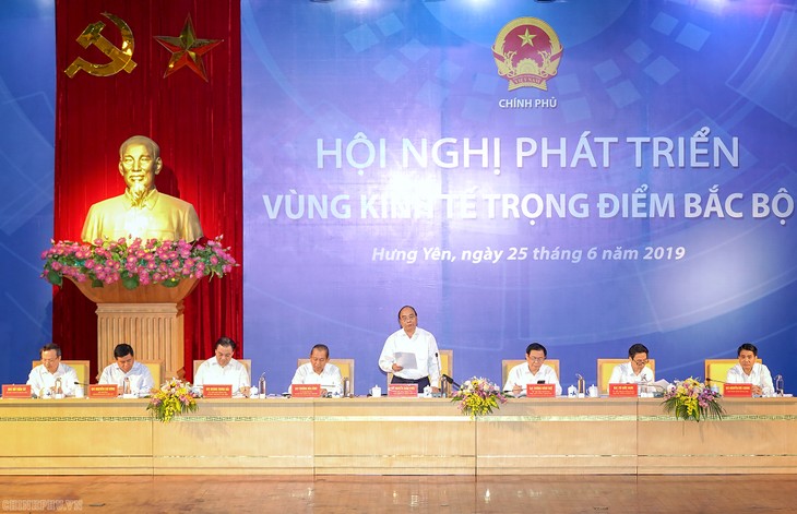 PM Nguyen Xuan Phuc memimpin Konferensi pengembangan zona ekonomi titik berat daerah Tonkin - ảnh 1