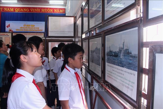 В Куангнгае открылась выставка, посвящённая вьетнамским островам Хоангша и Чыонгша - ảnh 1
