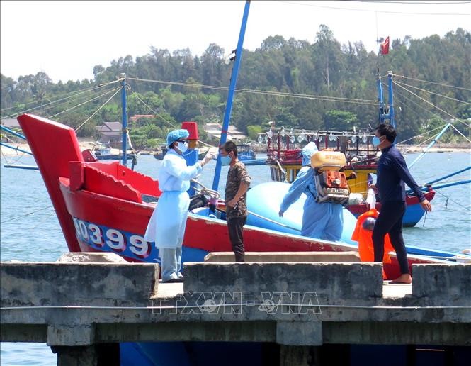 4 вьетнамских рыбака на борту затопленного судна благополучно добрались до берега - ảnh 1