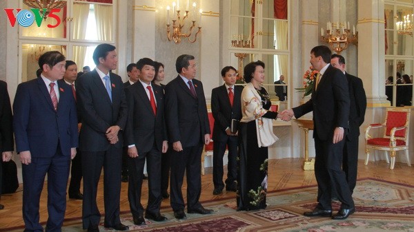 Ketua MN Vietnam, Nguyen Thi Kim Ngan temu kerja dengan Presiden Hungaria, Asder Janos dan PM Hungaria, Orban Viktor - ảnh 1