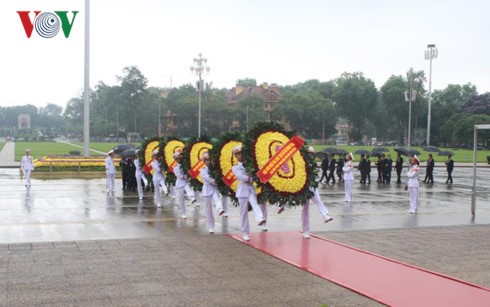 Pimpinan Partai Komunis dan Negara berziarah ke Mousolium Presiden Ho Chi Minh - ảnh 1