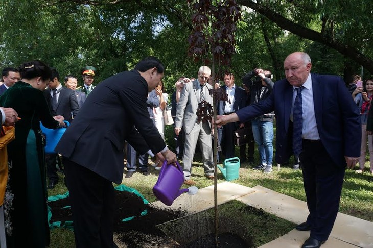 Presiden Vietnam Tran Dai Quang meletakkan karangan bunga di Patung Monumen Presiden Ho Chi Minh di Ibukota Moskwa - ảnh 1