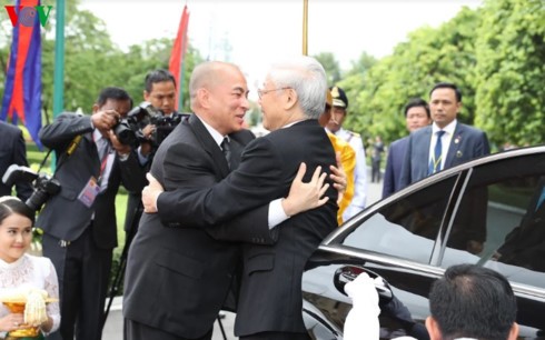 Vietnam-Kamboja: hubungan tetangga baik, persahabatan tradisional dan kerjasama komprehensif - ảnh 1